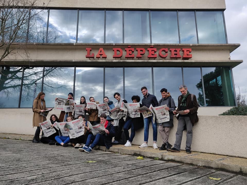 Photo de groupe de la promo 2020 du M2 Communication et Territoires visitant La dépêche en décembre 2019.