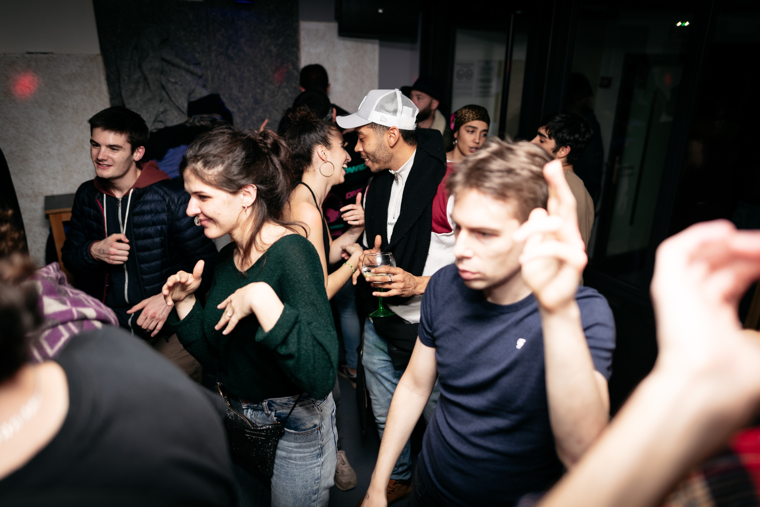 Photo des personnes dansant dans le bar.